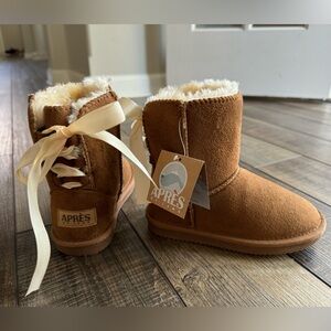 Apres by Lamo Sheepskin Boots Tan size 12 girl lace up back New with tags